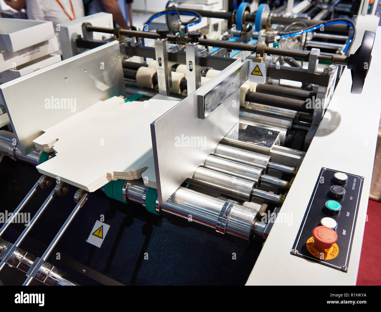 Maschine für die Herstellung von Verpackungen aus Pappe Kisten Stockfoto