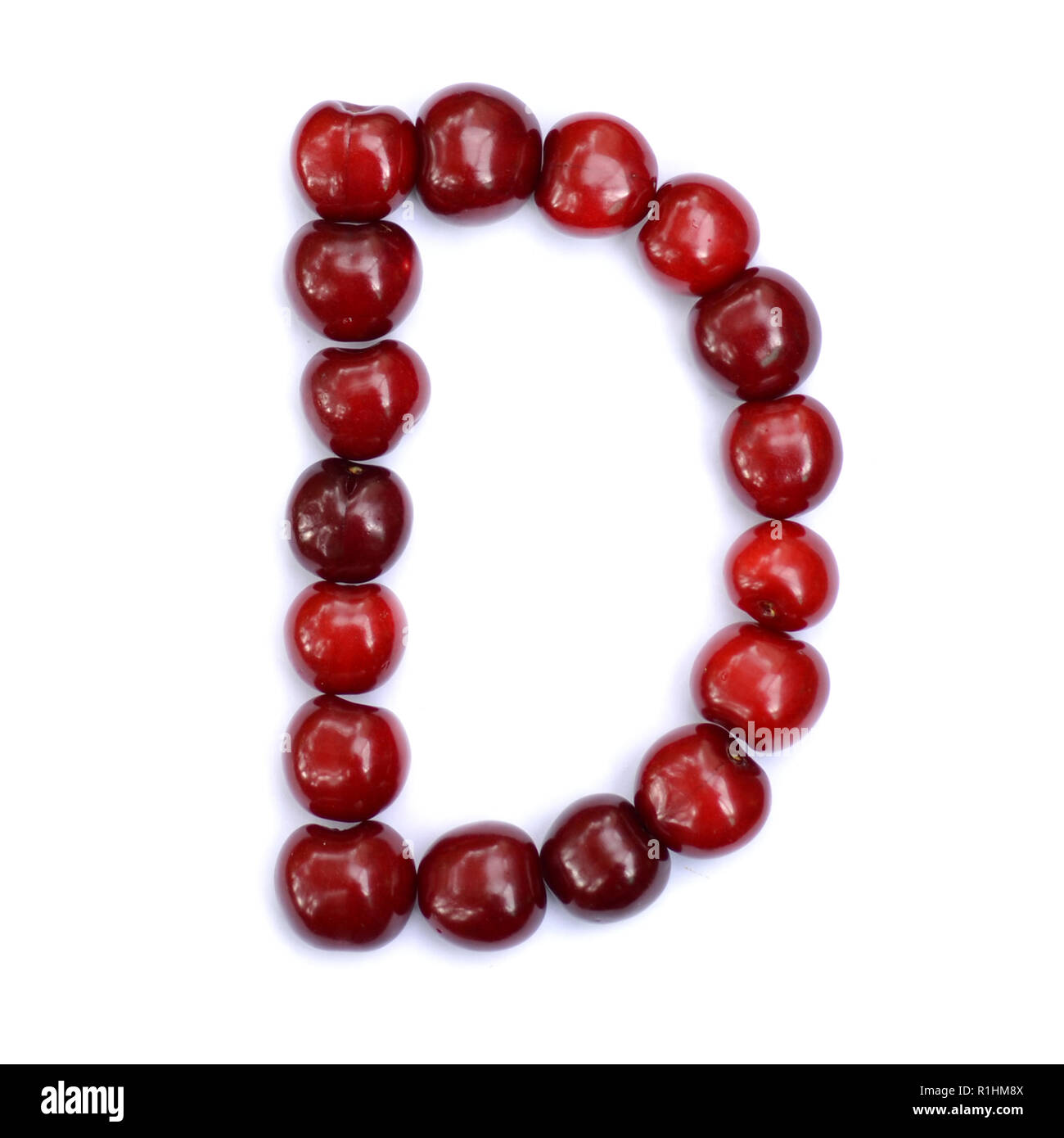 Buchstabe D mit Kirschen einen Buchstaben des Alphabets zu bilden. Berry Buchstaben auf weißem Hintergrund. Stockfoto