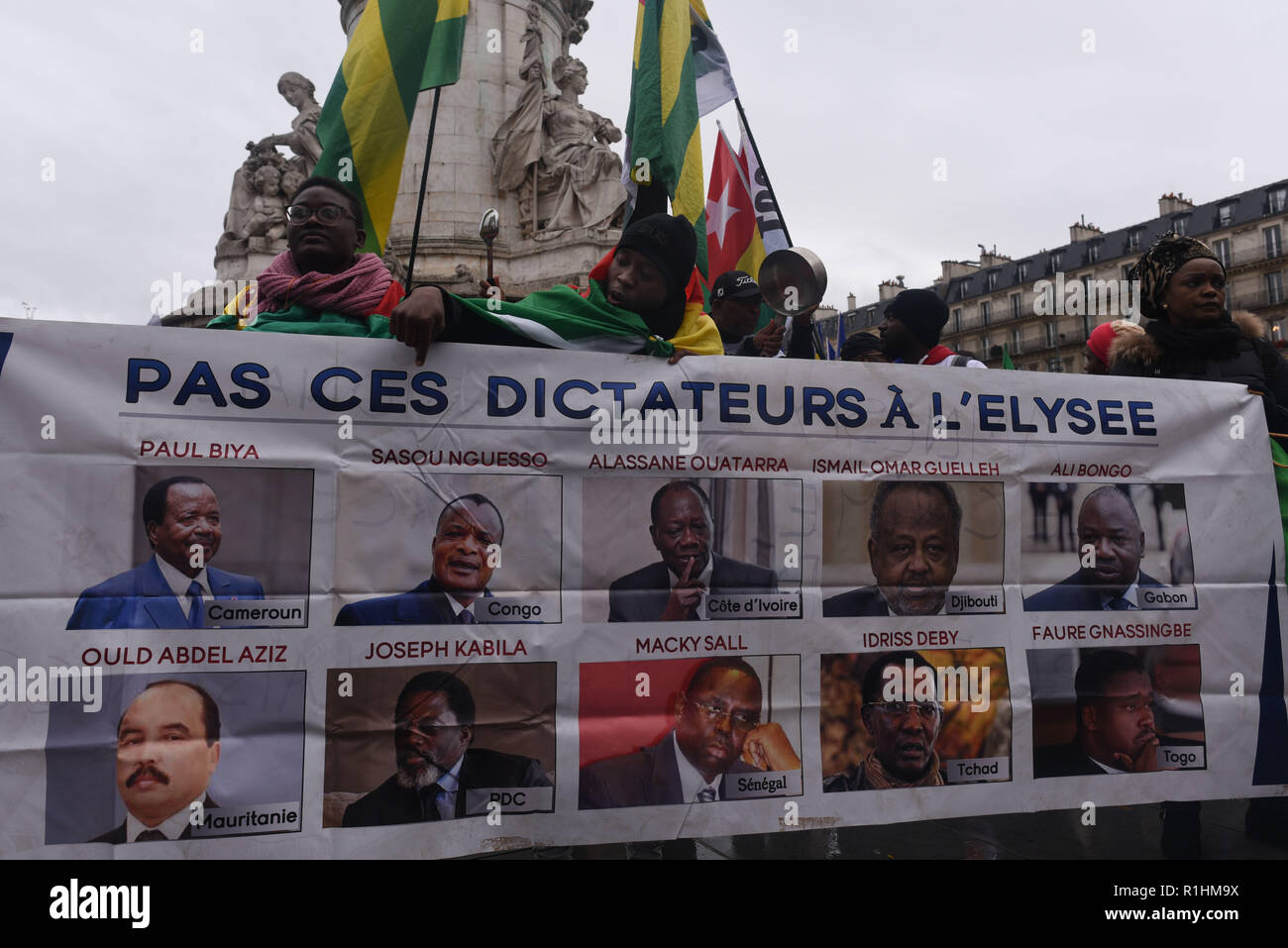 November 10, 2018 - Paris, Frankreich: Afrikaner in Frankreich leben sammeln, Place de la Republique gegen die starken Beziehungen zwischen der französischen Regierung und mehreren afrikanischen Staatschefs wie Diktatoren beschrieben zu protestieren. Die Banner in französischer Sprache sagt, dass Paul Biya in Kamerun, der Demokratischen Republik Kongo Joseph Kabila, der Gabunischen Ali Bongo, unter anderen, nicht im Elysee-palast begrüßt werden sollte, das französische Präsidentenamt. Rassemblement Place de la Republique Paris contre les Africains dictateurs soutenus par la France. *** Frankreich/KEINE VERKÄUFE IN DEN FRANZÖSISCHEN MEDIEN *** Stockfoto