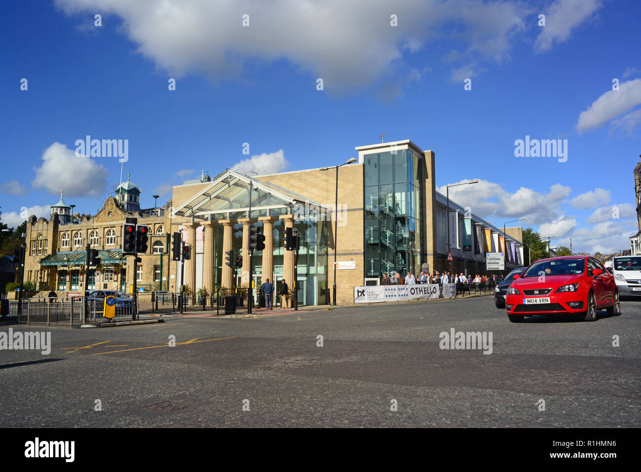 Menschen betreten und verlassen Harrogate Konferenz- und Datenverkehr, der redcenter Yorkshire United Kingdom Stockfoto