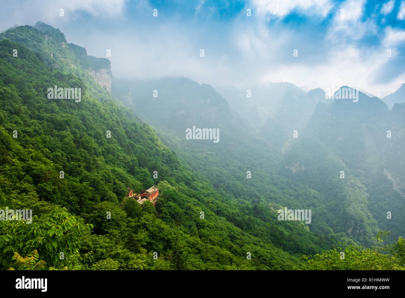 Schönen Tag in wudang Berge und alte Gebäude auf dem Hügel. Stockfoto
