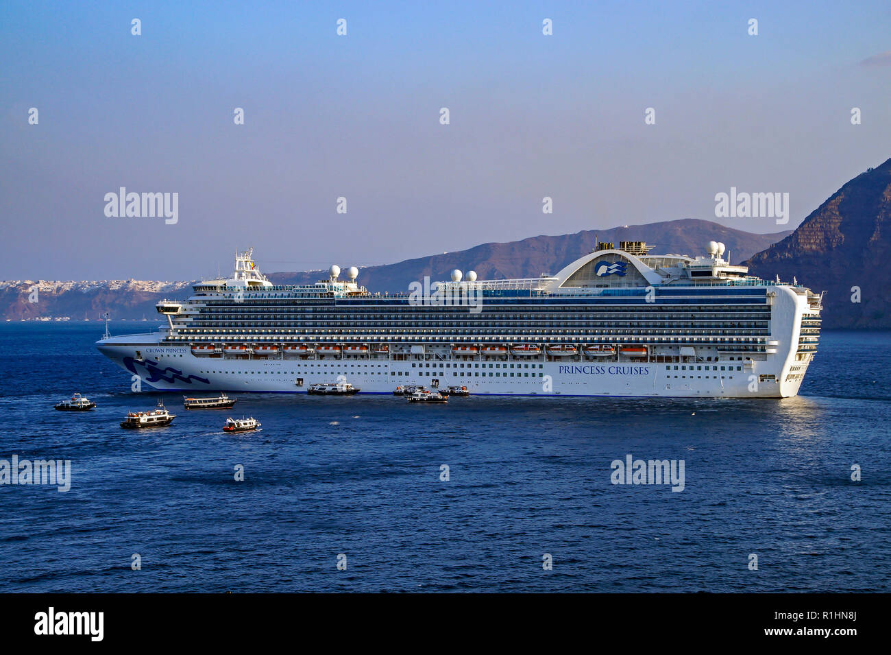 Princess Cruises Kreuzfahrtschiffe Crown Princess an der Insel Santorini in der südlichen Ägäis Griechenland Europa verankert Stockfoto