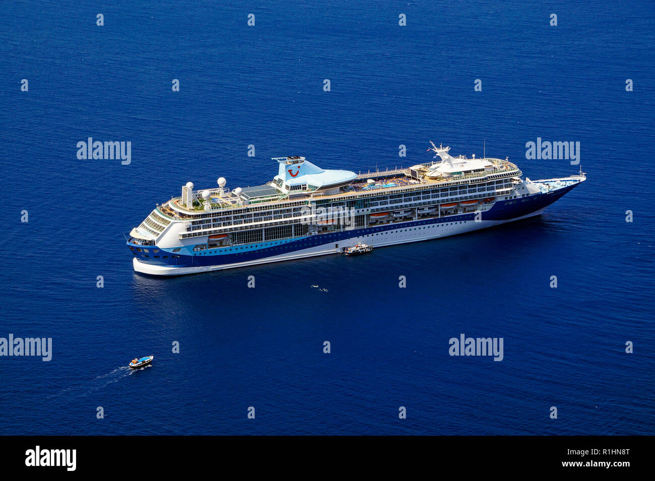 Marella Kreuzfahrten Kreuzfahrtschiff Marella Discovery 2 auf der Insel Santorini in der südlichen Ägäis Griechenland Europa verankert Stockfoto
