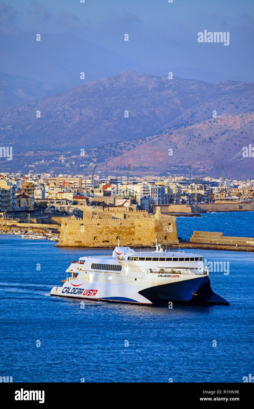 Seajets Katamaran Caldera Vista, die Festung Rocca Al Mare im Hafen Heraklion Kreta Griechenland Europa Stockfoto