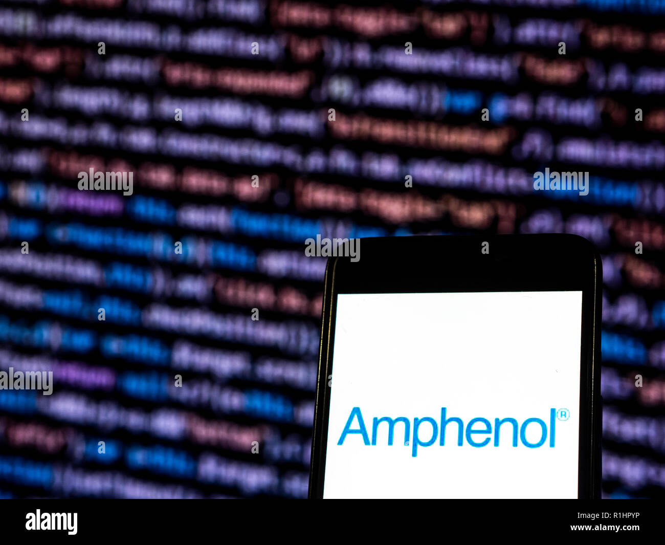 Amphenol Fiber Optic Cable Manufacturing Company Logo auf dem Smartphone angezeigt. Amphenol Corporation ist ein bedeutender Hersteller von elektronischen und LWL-Steckverbinder, Kabel und Systeme wie Koaxialkabel verbinden. Stockfoto