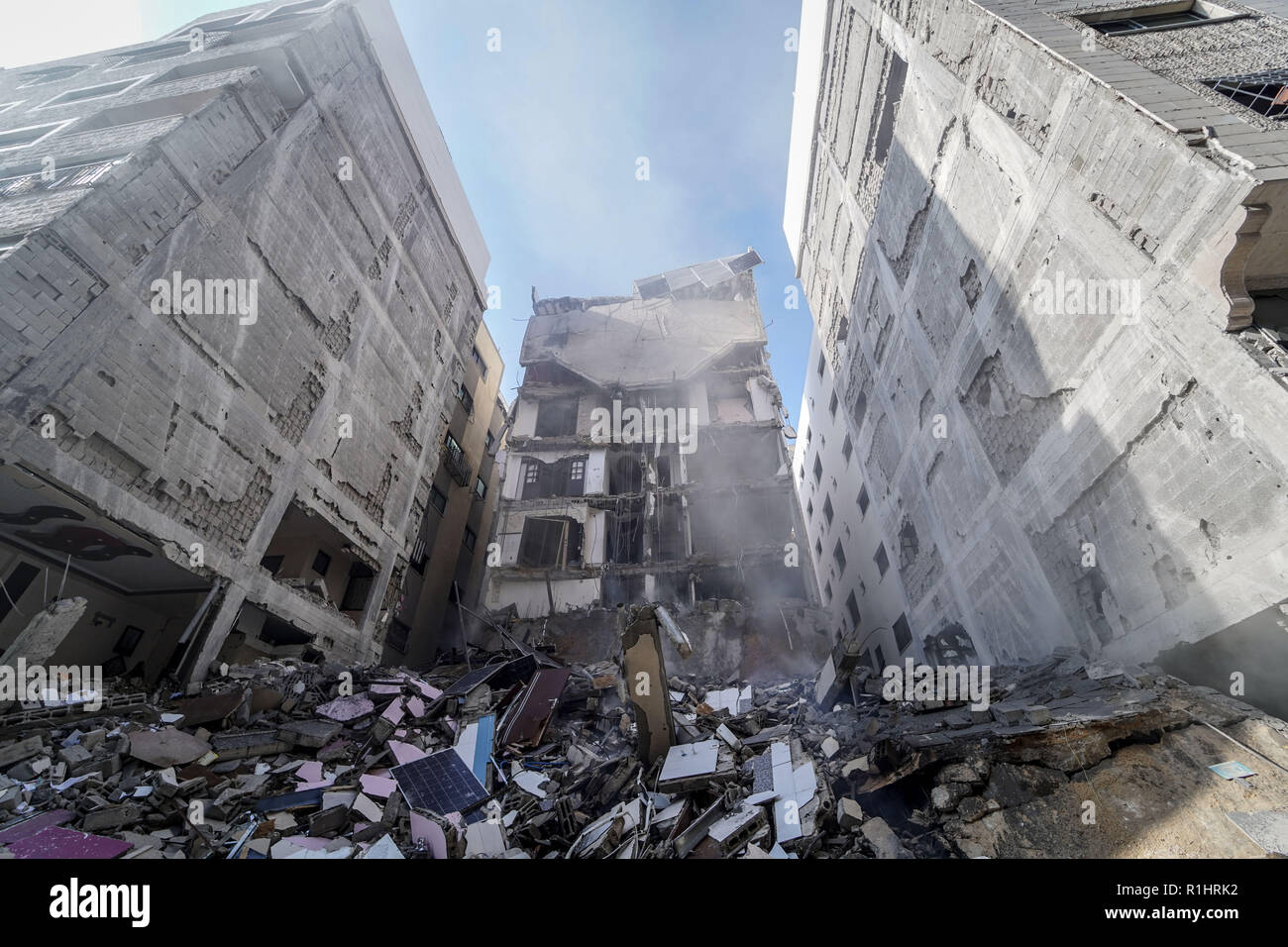 Die Ruinen des Yazji Familie Gebäude, die durch die israelische Flugzeuge während der Luftangriffe im Gazastreifen bombardiert wurde. Stockfoto