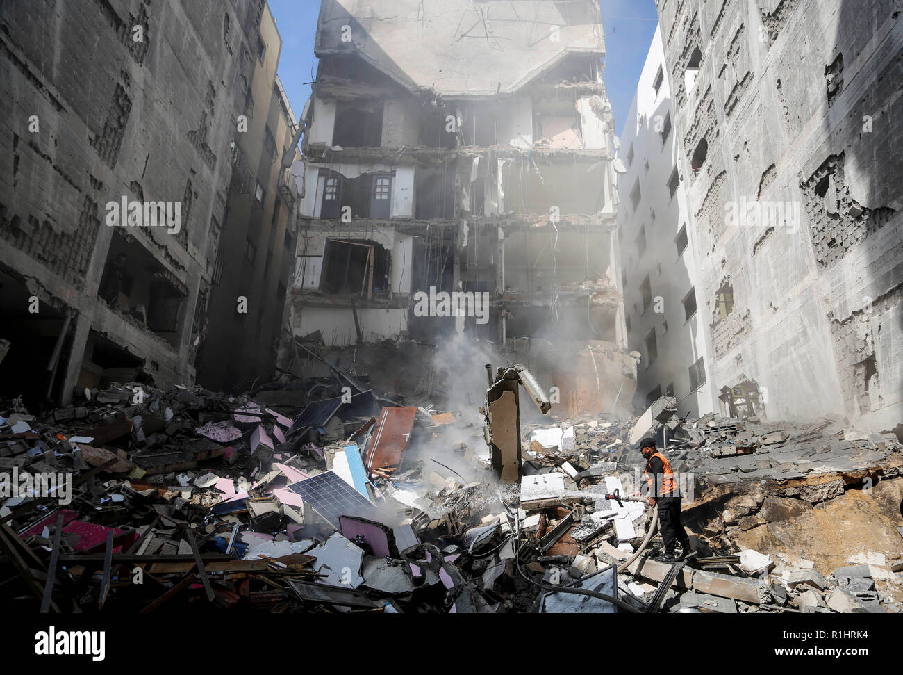 Zivilschutz gesehen, ein Feuer nach einem Ziel der 6-stöckiges Gebäude in Gaza Stadt. Stockfoto
