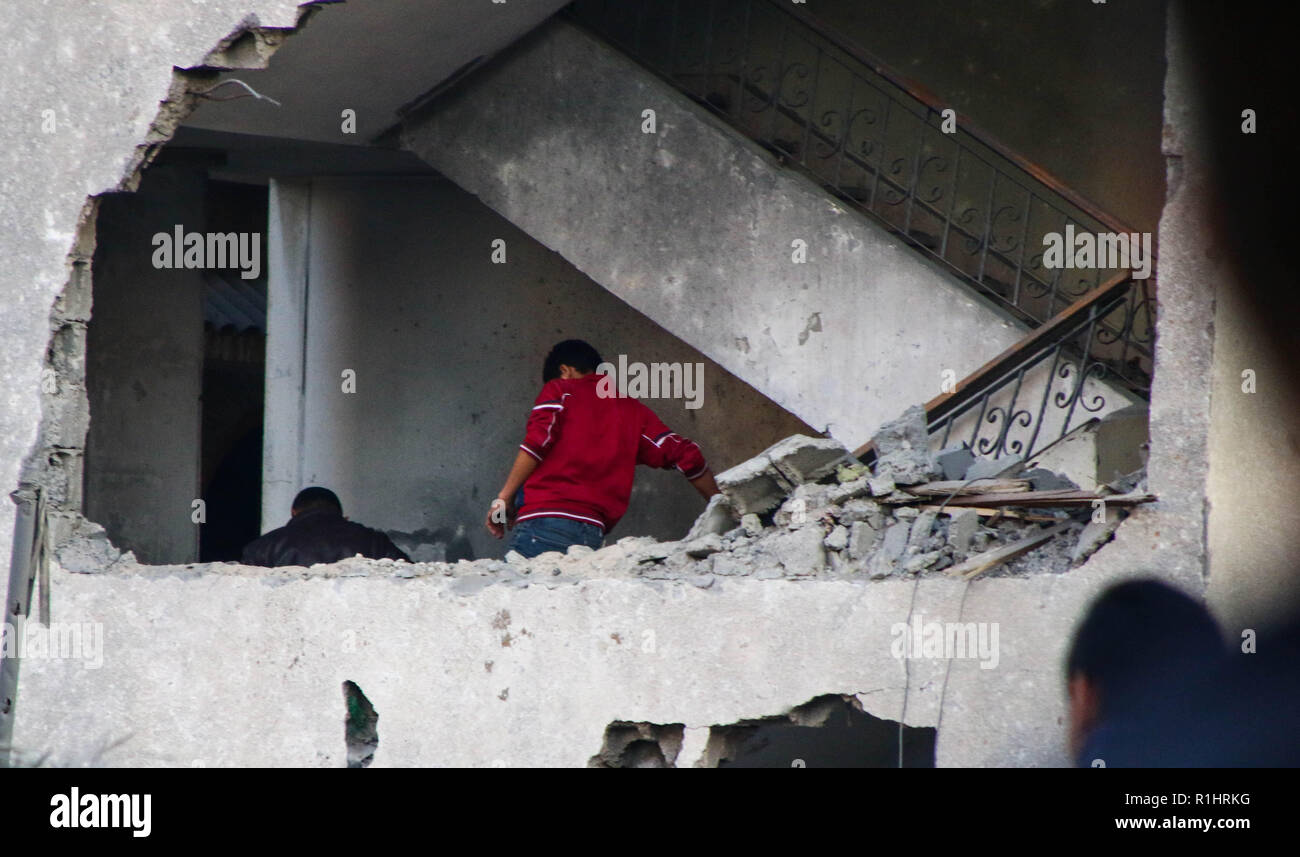 Ein Kind steht in den Trümmern der Gebäude, die von der zionistischen Besatzung Flugzeuge während der Luftangriffe im Gazastreifen bombardiert wurde. Stockfoto