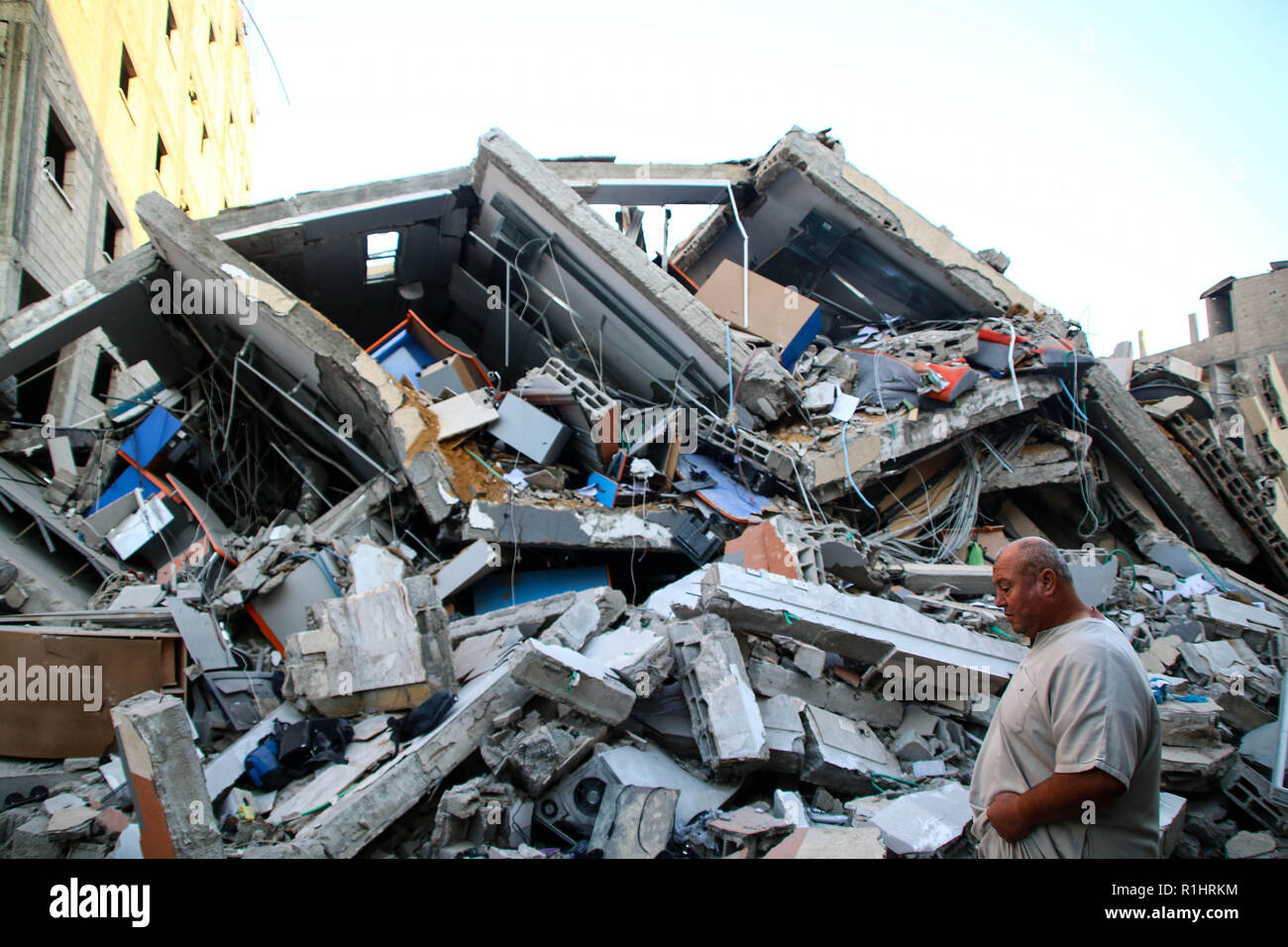 Ein Mann gesehen zu Fuß neben den Trümmern der Gebäude, die von der zionistischen Besatzung Flugzeuge während der Luftangriffe im Gazastreifen bombardiert wurde. Stockfoto