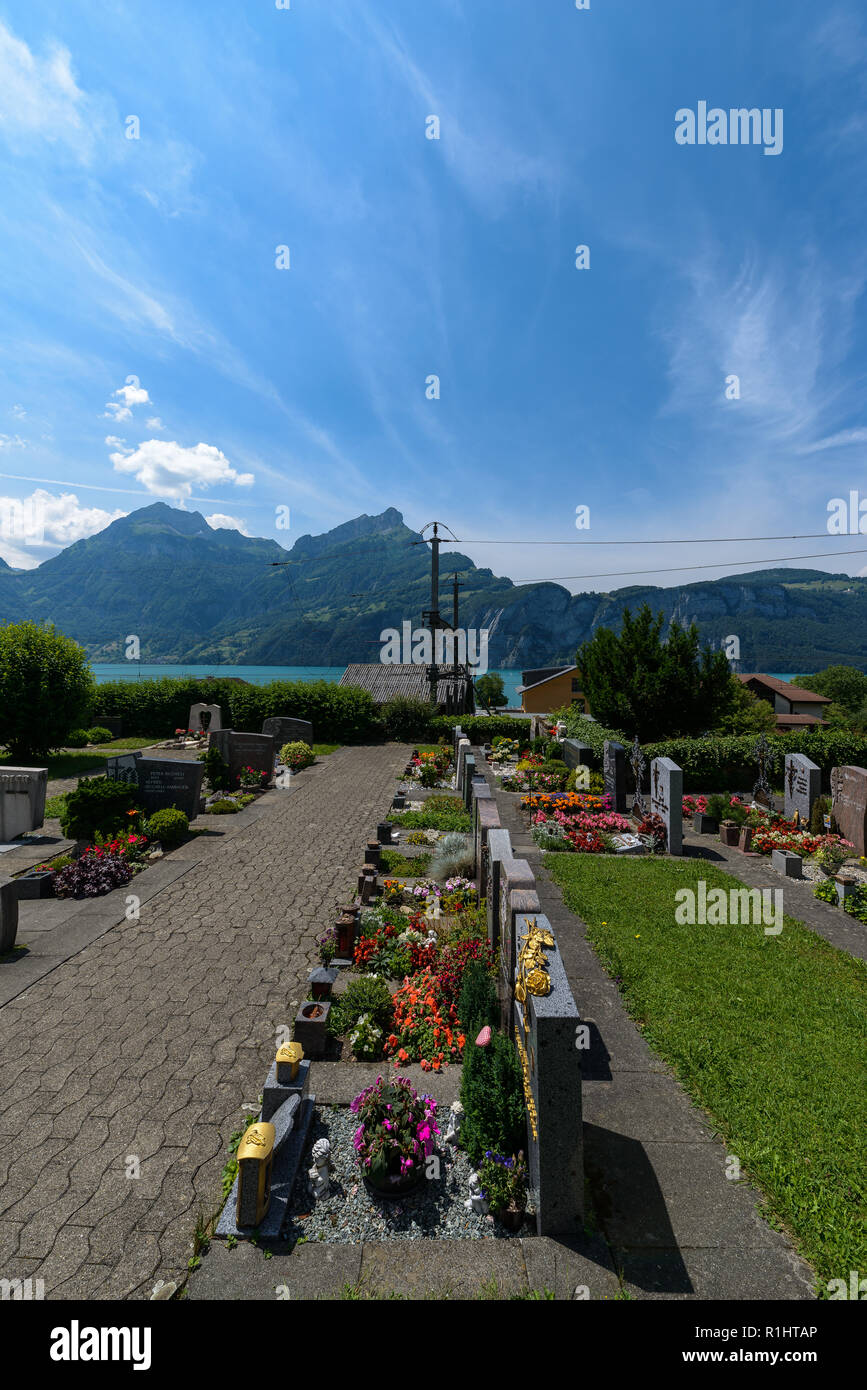 Friedhof in Sisikon Dorf im Kanton Uri, Schweiz an einem klaren Sommertag Stockfoto