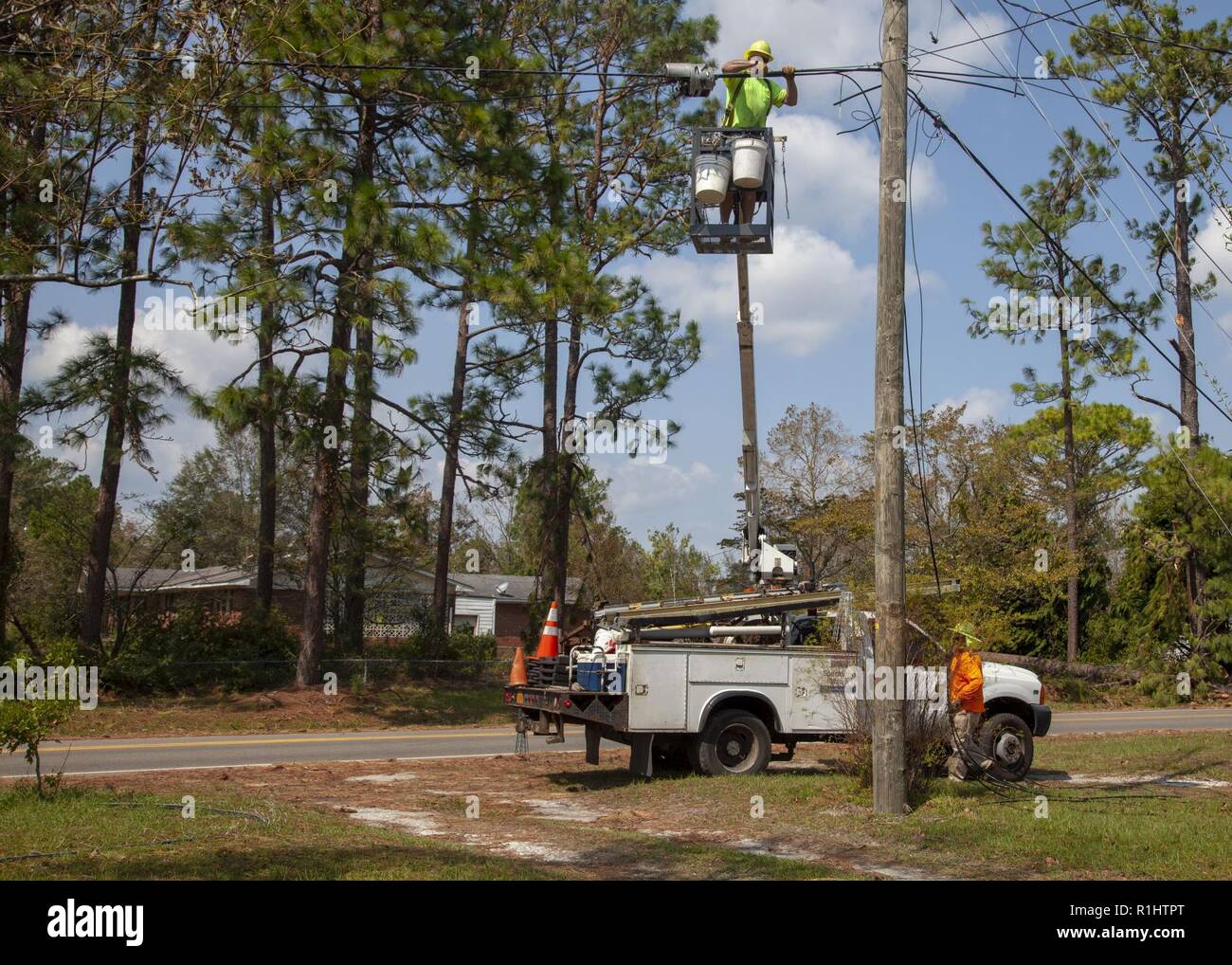 Störungssucher rewire Kabel- und Telefonleitungen, die während Hurrikan Florenz auf North Kerr Allee und Farley Antrieb in Wilmington, NC, Sept. 20, 2018 beschädigt wurden. Spc. Tianna S. Isreal/CAISE Stockfoto