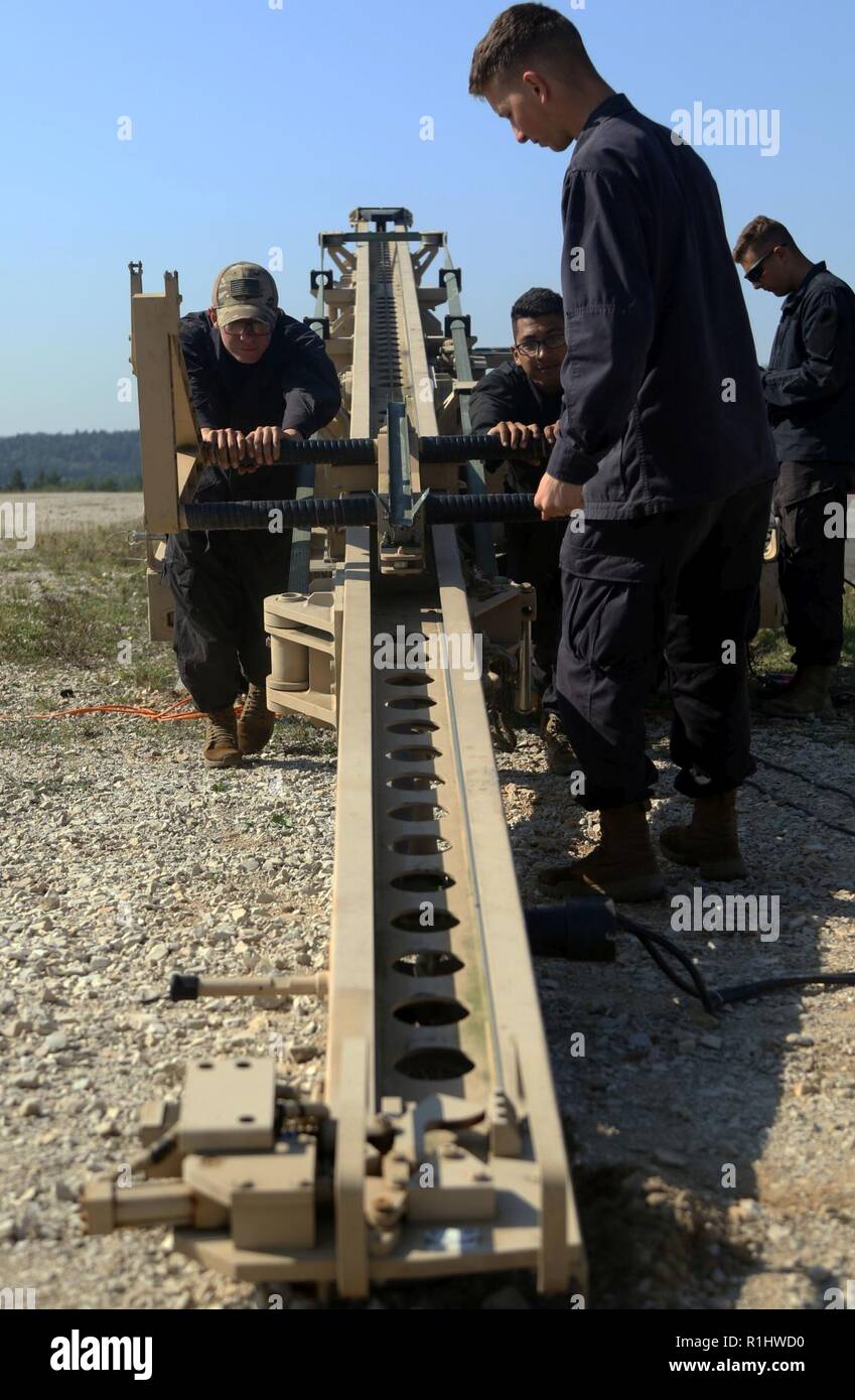 Soldaten mit der 91St Ingenieur Bataillon eine unbemannte Luftfahrzeuge Fahrzeug launcher zu einem Start Position während der Übung Sabre Kreuzung 18 in Hohenfels Training Area, Germany, Sept. 20. Sabre Kreuzung 18 Ist der 173Rd Airborne Brigade Combat Training Center Zertifizierung bei den Grafenwöhr und Hohenfels Ausbildung Bereiche, Sept. 4 - 1. Oktober 2018 statt. Die US-Army Europe - Geleitete Übung sollen die Bereitschaft der Feuerwehr unified Land arbeiten in einer gemeinsamen, kombinierten Umwelt zu führen und die Interoperabilität mit den teilnehmenden Alliierten und Partne zu beurteilen, zu fördern. Stockfoto