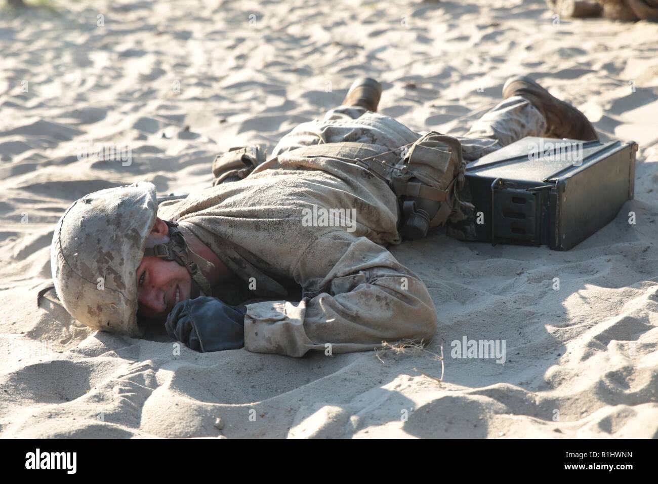 Rekrutieren James McConnell, mit Lima Company, 3 Recruit Training Bataillon, niedrige kriecht mit einer Munition kann während der Tiegel, auf Marine Corps Recruit Depot Parris Island, S.C., Sept. 20, 2018. Der Tiegel ist ein 54-Stunden Höhepunkt, die Rekruten zu arbeiten als Team die Herausforderungen der Titel des United States Marine zu erwerben, zu überwinden. Stockfoto