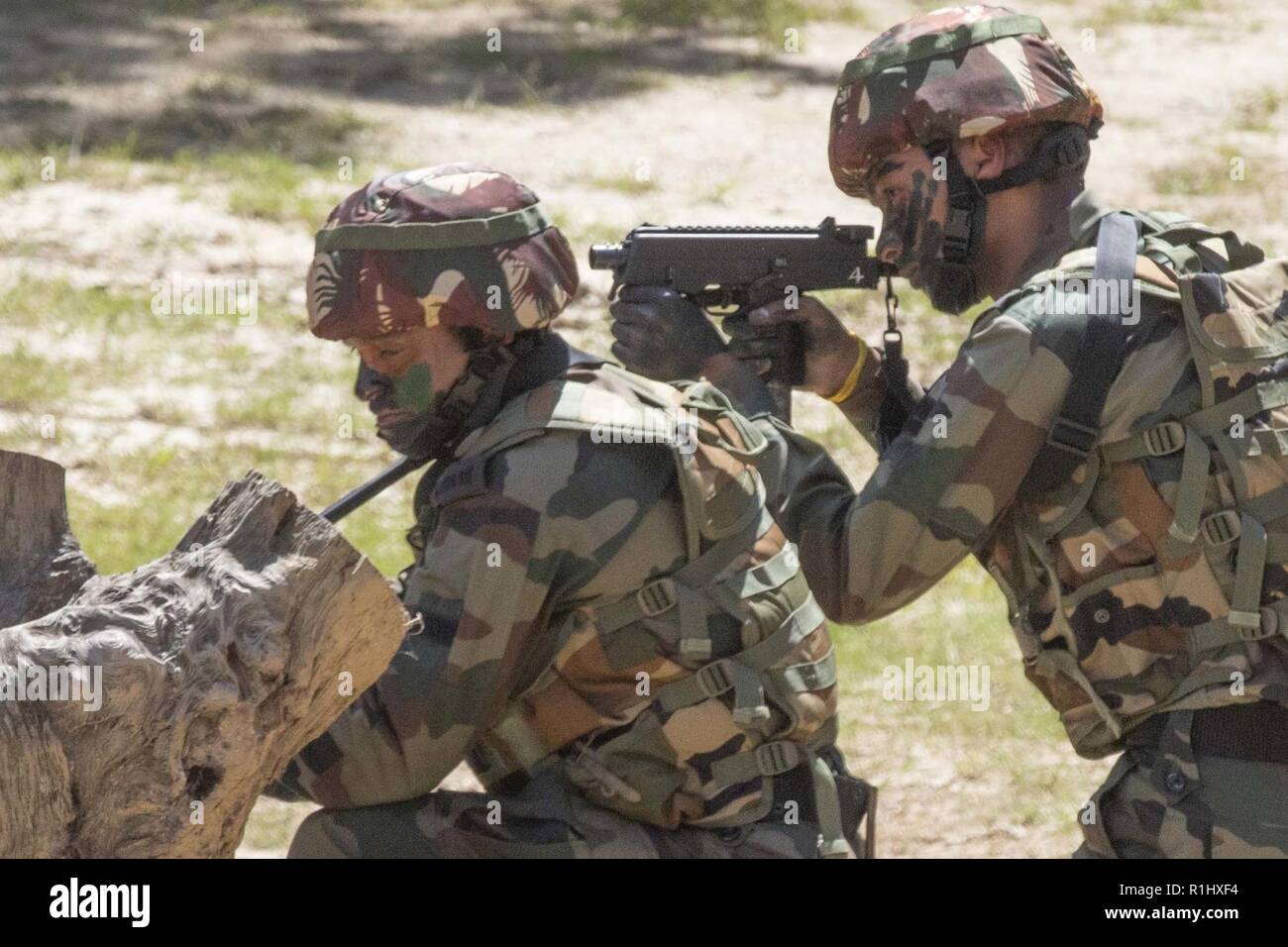 Soldaten mit der indischen Armee ziehen Sicherheit während ein Zimmer clearing Demonstration Sept. 21, 2018, in Chaubattia militärische Station, Indien. Dies war Teil der Yudh Abhyas, eine Übung, die die gemeinsame Funktionen sowohl der US-amerikanischen und indischen Armee durch Ausbildung und kulturellen Austausch fördert und hilft, dauerhafte Partnerschaften im Indo-Asia pazifischen Region fördern. Stockfoto