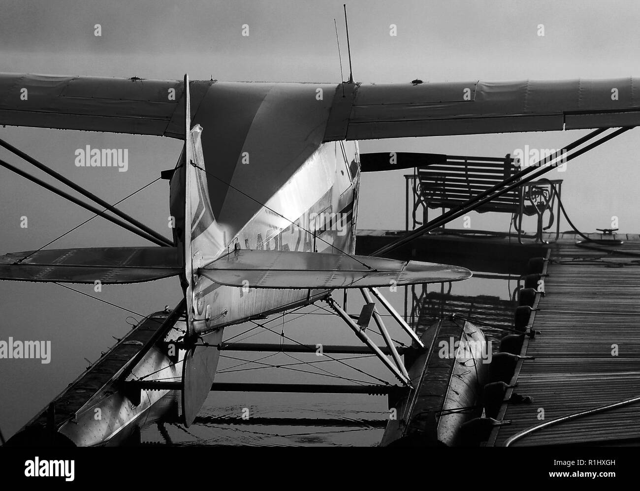 Die Piper Super Pacer' schwebt Dockside bei Christiansen See in der Nähe von Talkeetna, AK Stockfoto