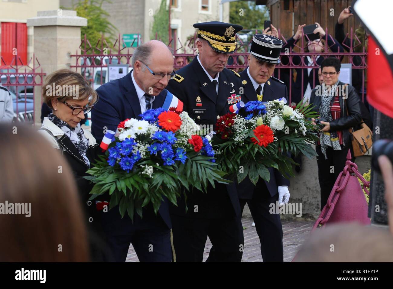 Brig. Gen. Frederick R. Maiocco jr., Kommandant der 7. der US-Armee finden Mission Support Command, trat Soldaten, Reenactors und Würdenträger aus Frankreich und den USA in Ehren historische Aufnahme der US Army 1st Infantry Division des Dorfes Nonsard, Frankreich, während des Ersten Weltkriegs Centennial celebration, Sept. 22, 2018. Stockfoto