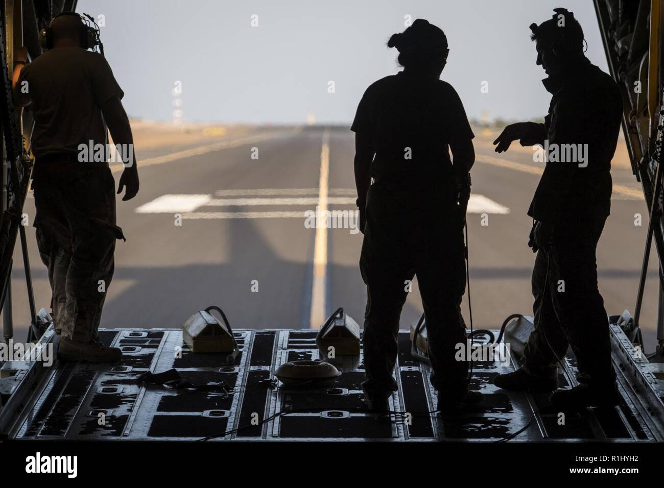 Flieger auf der 75th Expeditionary Airlift Squadron stand zugewiesen sind, auf der Rampe mit Flugzeugen von Keilen, wie die Flugzeuge nach der Rückkehr von einer Mission in Camp Lemonnier, Dschibuti, Sept. 22, 2018 Taxis. 75 EAS unterstützt Combined Joint Task Force - Horn von Afrika mit medizinische Evakuierungen, Katastrophenhilfe, humanitäre und airdrop Operationen. Stockfoto