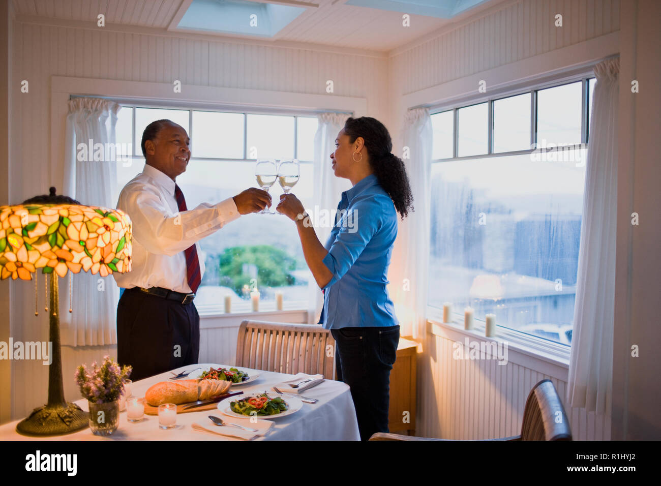 Reifes Paar Abendessen in Ihrem Haus Stockfoto