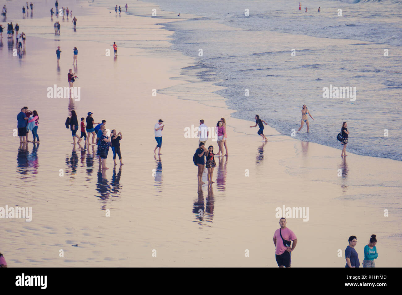 Massen von Menschen auf dem Santa Monica Strand bei Sonnenuntergang Stockfoto