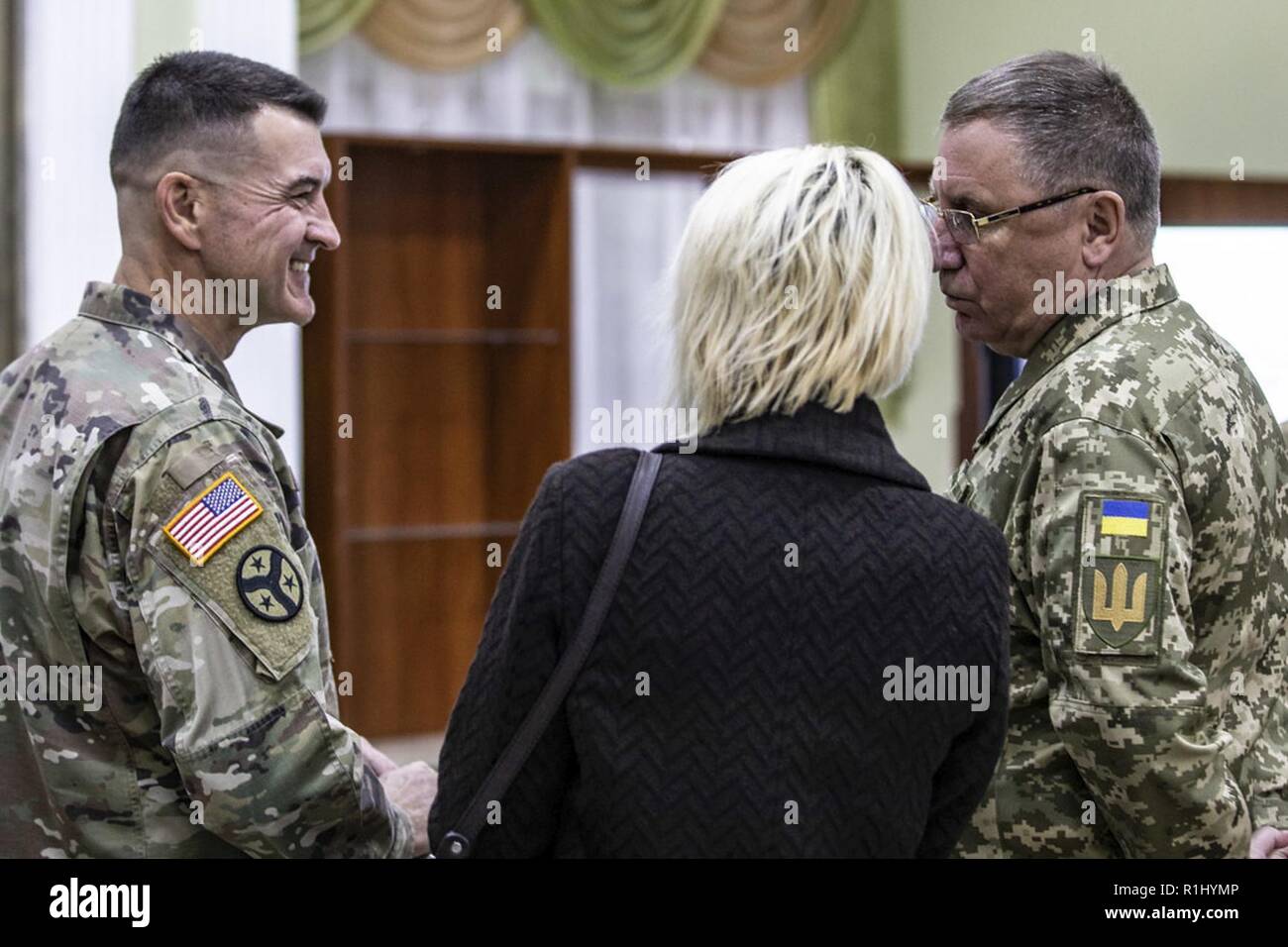 278Th Armored Cavalry Regiment, Kommandeur, Oberst Jimmie Cole (links) spricht mit der Ukrainischen Kommandant der Landstreitkräfte, LGen Pavlo Tkachuk, während der kanadischen Übertragung der Autorität Zeremonie, bei Yavoriv CTC, Ukraine, Sept. 24 statt. Stockfoto
