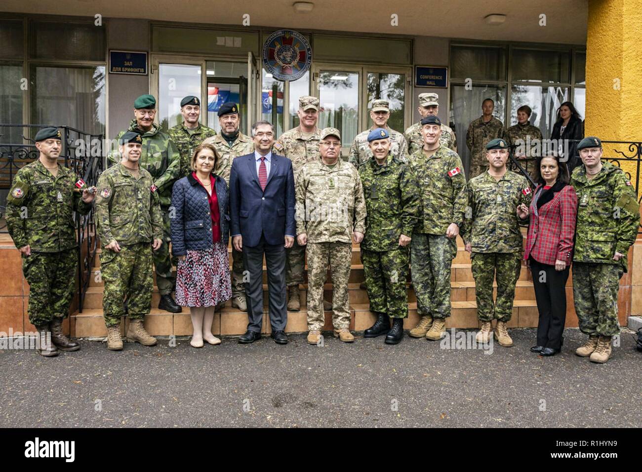 Joint Task Force Führer aus den Vereinigten Staes, Kanada und der Ukraine stehen zusammen für ein Gruppenfoto während der kanadischen Übertragung der Autorität Zeremonie, bei Yavoriv CTC, Ukraine, Sept. 24 statt. Stockfoto