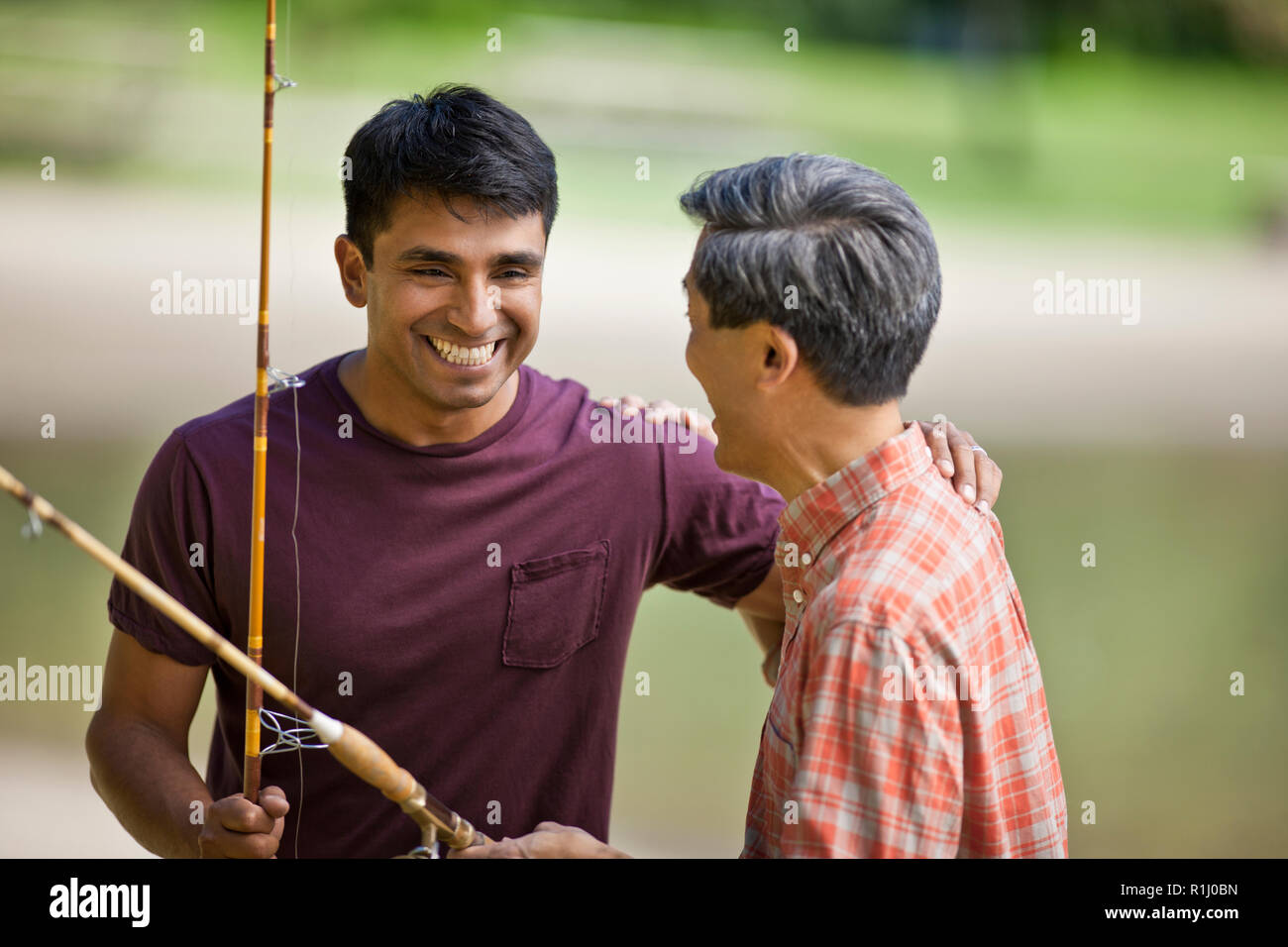 Zwei Freunde sprechen und lachen während einer Angeln Ausflug. Stockfoto