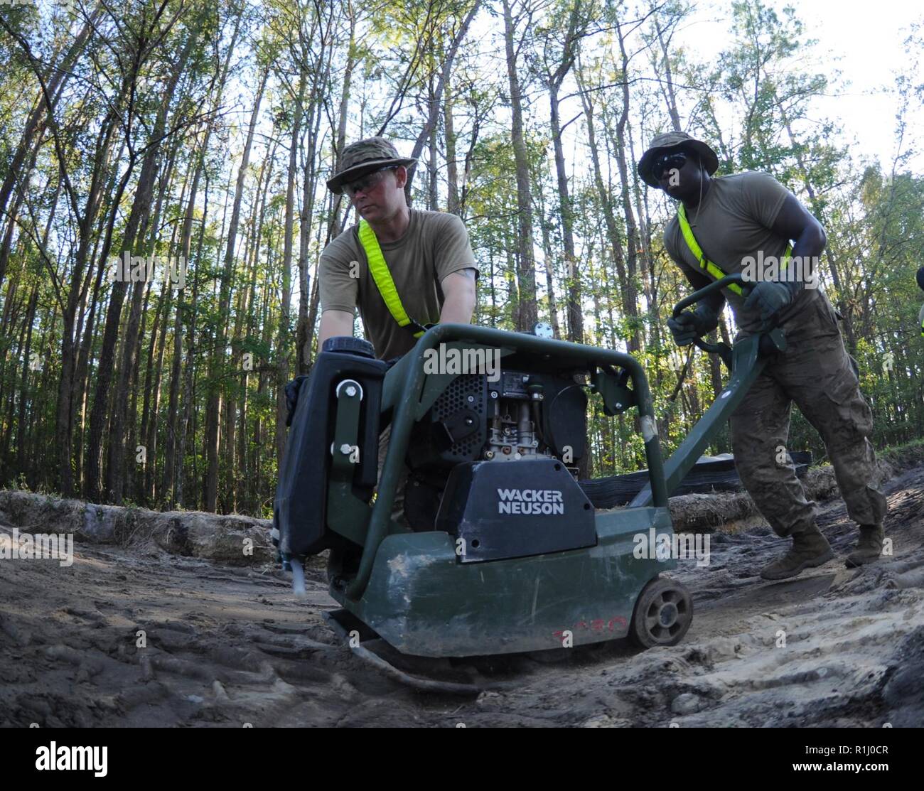 Spc. Darius Davis, (rechts) und SPC. Robert Schaeffer, beide Fallschirmjäger mit den 161 Engineer Support Unternehmen, Airborne, Reparatur der Schäden durch den Hurrikan Florenz bei militärischen Ocean Terminal Sunny Point, N.C. verursacht Sept. 23, 2018. - Usa Armee Stockfoto