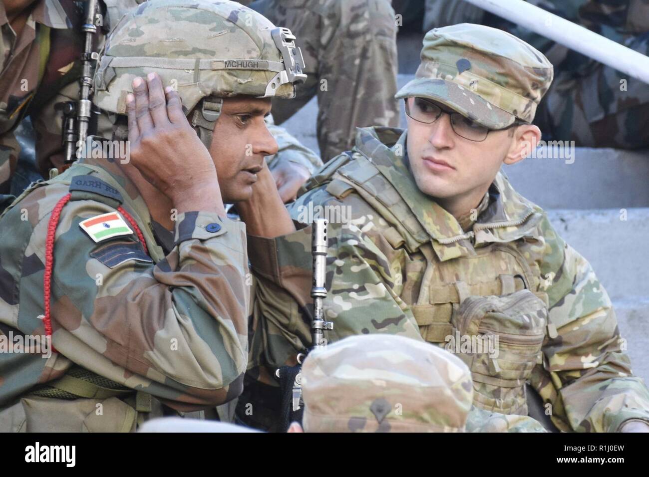 Der Soldat mit der indischen Armee 99th Mountain Brigade versucht, auf der Basis der Advanced Combat Helm Sept. 24, 2018, in Chaubattia militärische Station, Indien. Dies war Teil der Übung Yudh Abhyas 18, eine bilaterale Ausbildung Szenario entworfen, einem gemeinsamen taktischen und technischen Verständnis zwischen den zusammengeschlossen, um militärische Organisationen zu fördern. Stockfoto