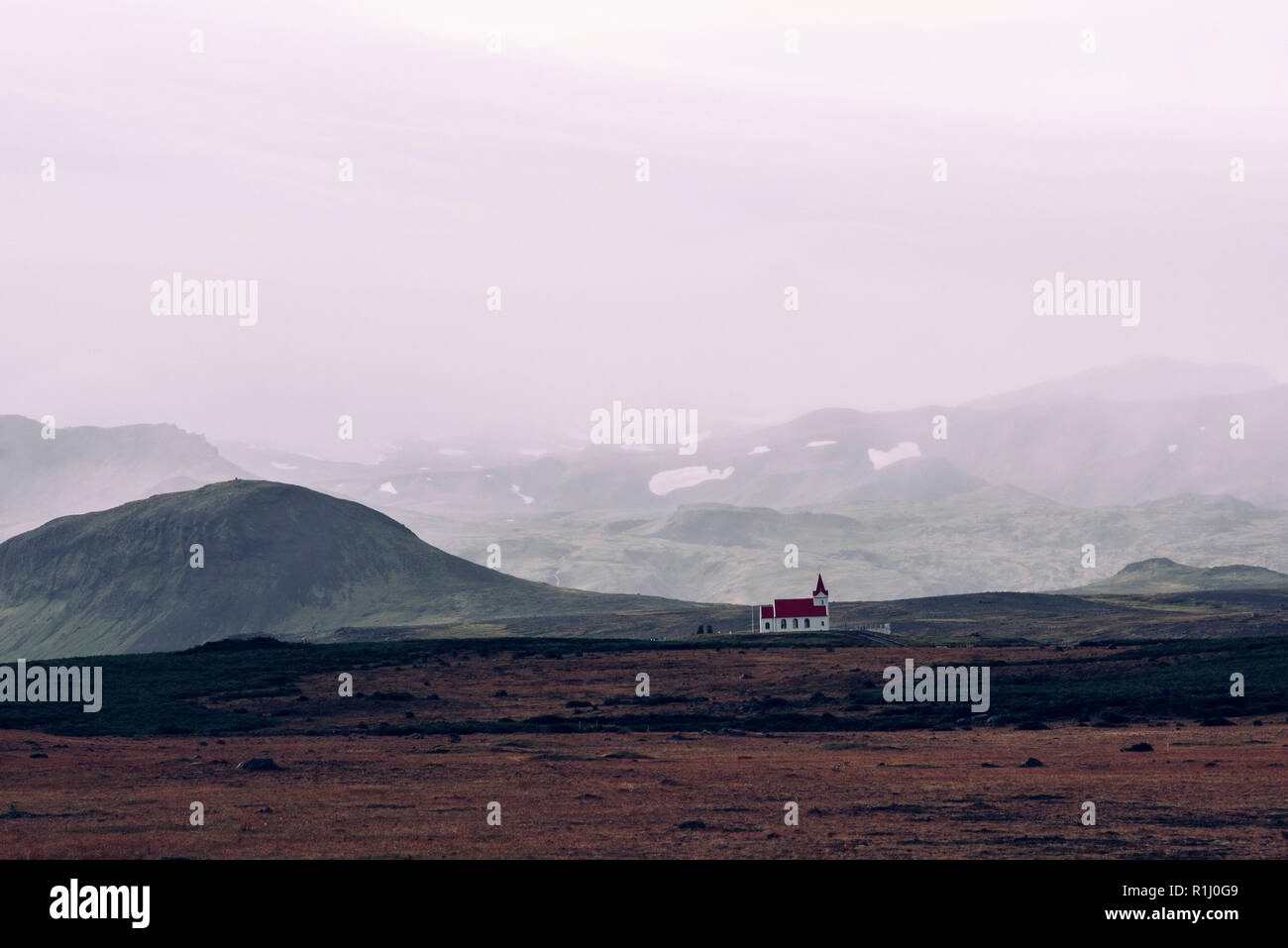 Kirche in Rauchigen isländischen Berge Stockfoto