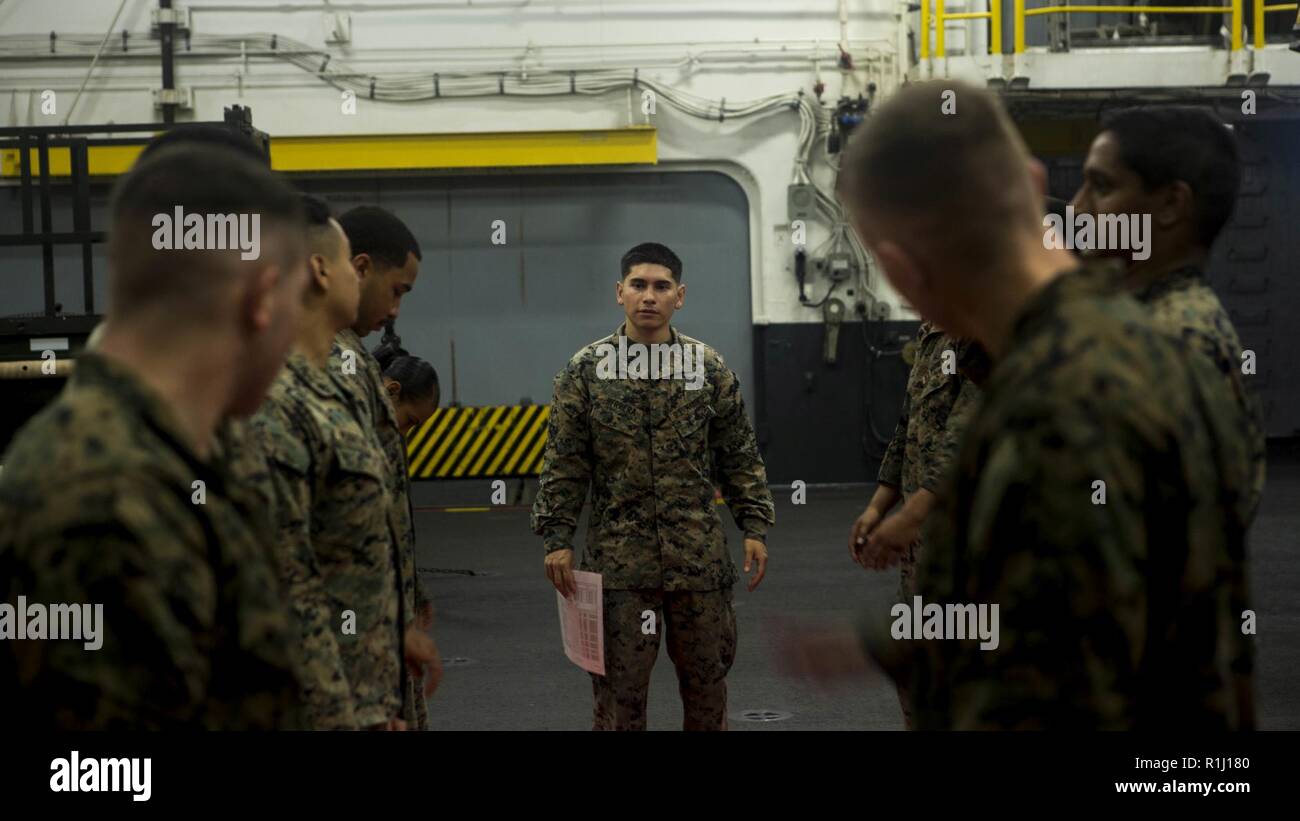 Golf von Aden-Marine Sgt. Nicolas Herrera, ein Kampfkunstausbilder mit Marine Medium Tiltrotor Squadron 166 verstärkt, 13 Marine Expeditionary Unit (MEU), führt Marines in einem Marine Corps Martial Arts Programm Klasse an Bord des Wasp-Klasse amphibisches Schiff USS Essex (LL 2), Sept. 25, 2018. Der Essex ist das Flaggschiff der Essex Amphibious Ready Gruppe und mit dem begonnen 13. MEU, ist in die USA 5 Flotte Bereich der Maßnahmen zur Unterstützung der Marine im Einsatz für die Stabilität und Sicherheit in der Region zu gewährleisten und verbindet das Mittelmeer und den Pazifischen durch t Stockfoto