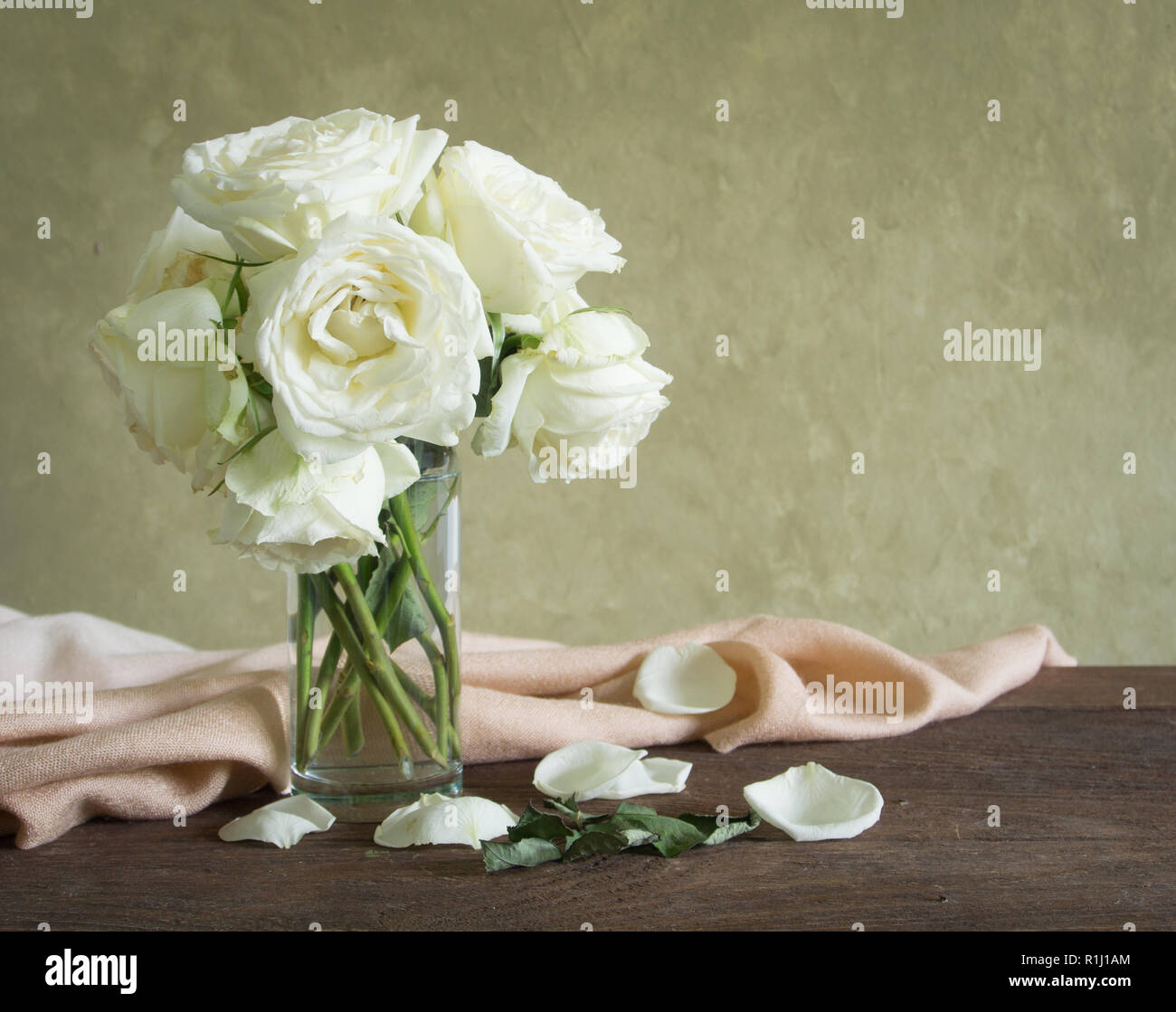 Weiße Rosen in Vase, style Vintage Stockfoto