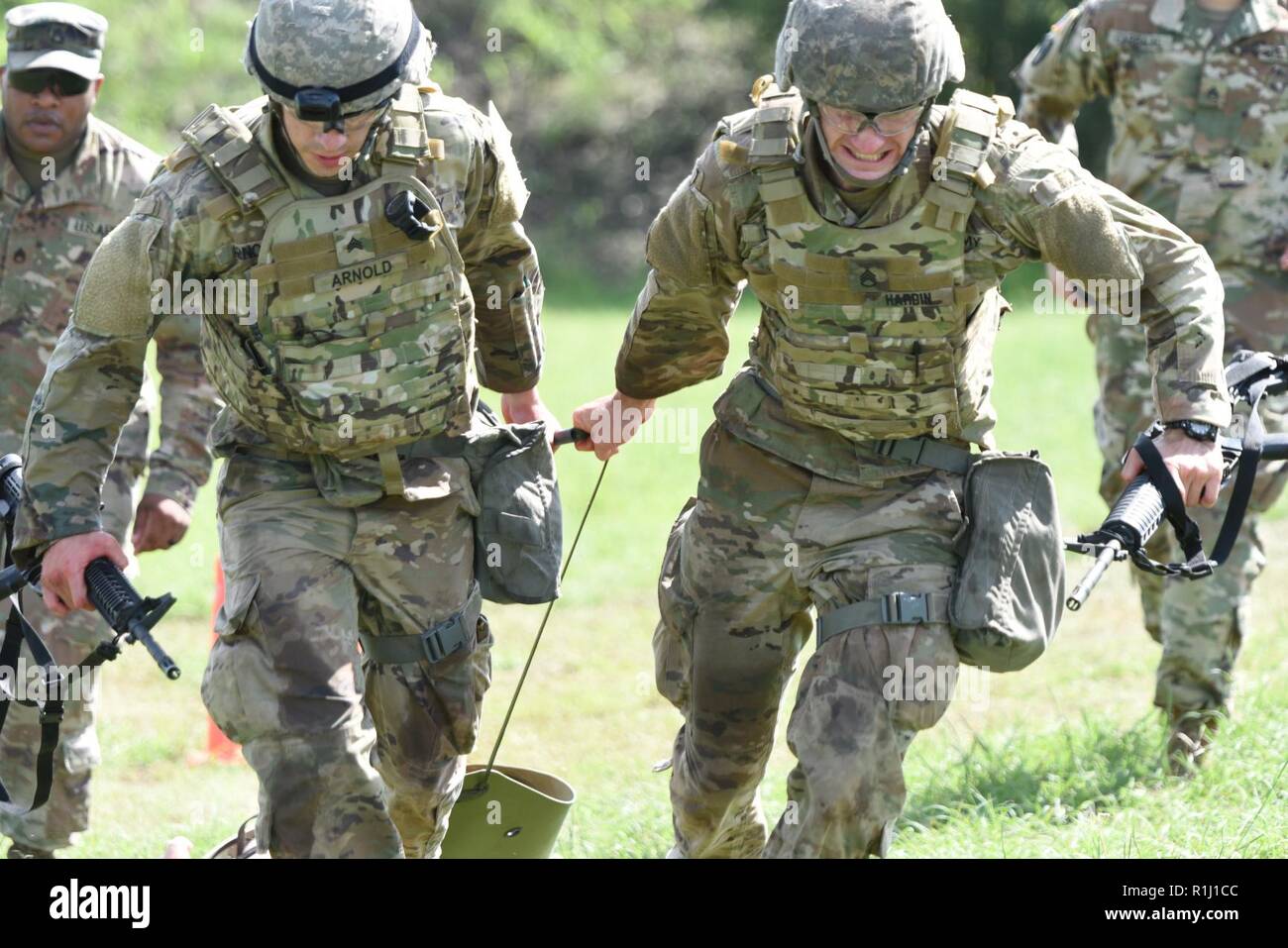 SGT Samuel Arnold und SSG Andrew Hardin, 62. Medizinische Brigade. Stockfoto