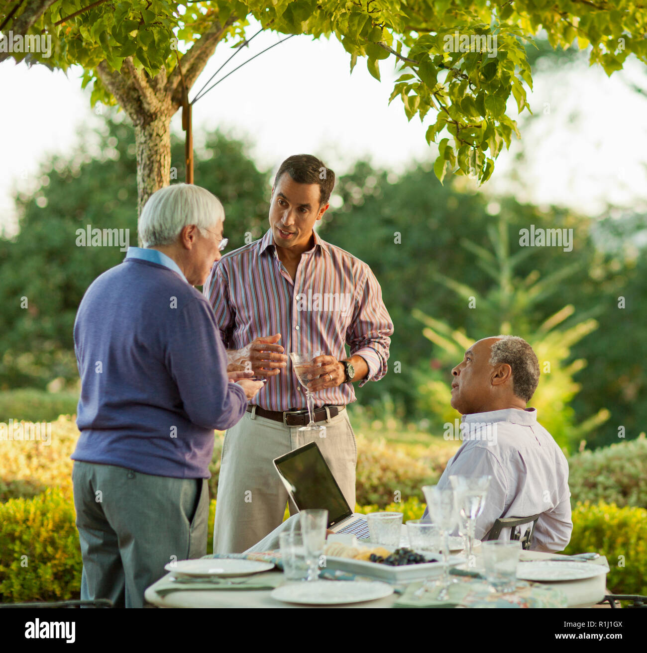 Lächelnd Gruppe von Freunden reden bei einer Veranstaltung. Stockfoto