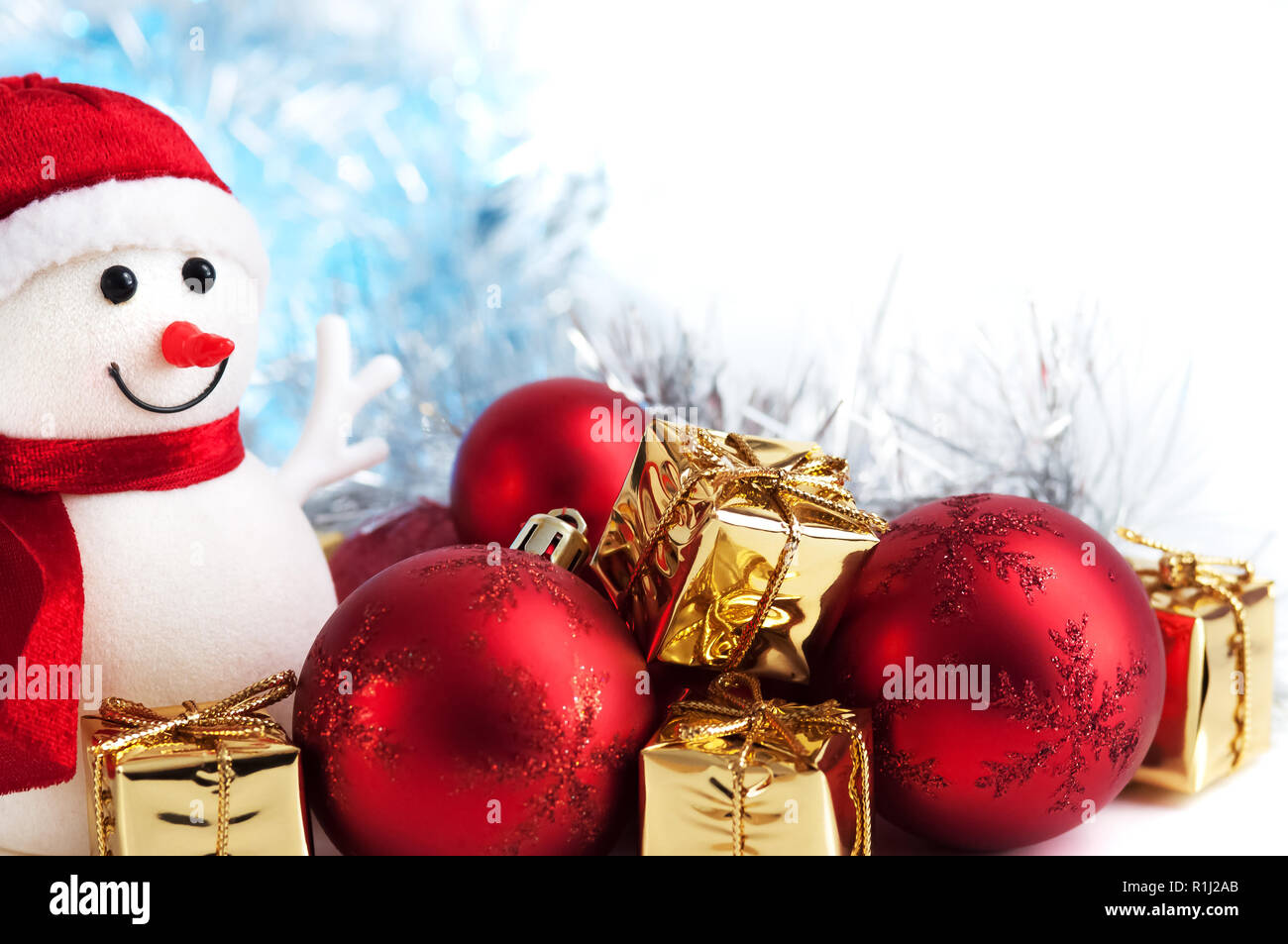 Frohe Weihnachten Neujahr Schneemann Geschenke In Goldenen Und Roten Kugeln Auf Einem Blauen Und Weissen Bokeh Hintergrund Stockfotografie Alamy