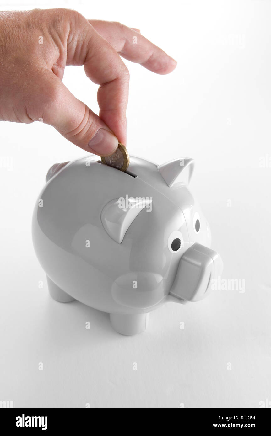 Person, Die Das Einwerfen Von Münzen In Einem Sparschwein Isoliert Auf  Weißem Stockfotografie - Alamy