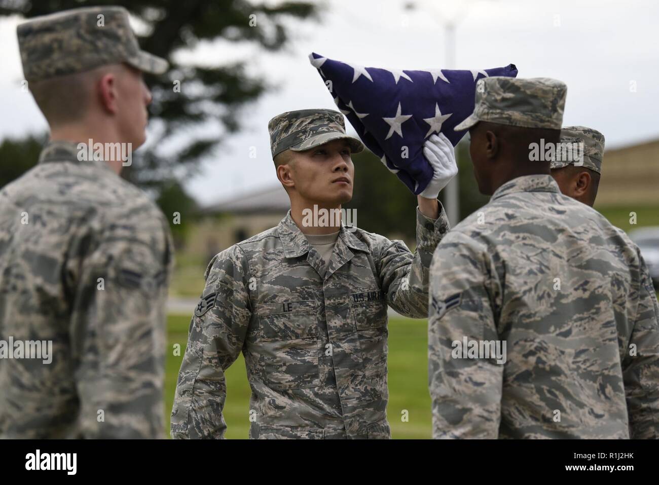 Mitglieder der Dover Air Force Base Ehrengarde prüfen eine gefaltete Amerikanische Flagge während einer POW/MIA retreat Zeremonie Sept. 21, 2018, Dover AFB, Del die Basis Ehrengarde auch ein Gewehr salute durchgeführt und spielte die Hähne auf dem Signalhorn. Stockfoto
