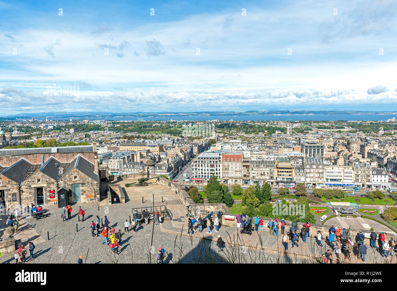 Edinburgh in der Ferne wie aus dem Edinburgh Castle gesehen Stockfoto