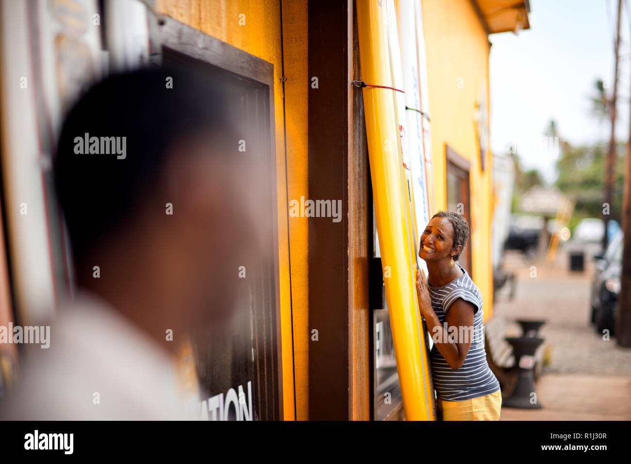 Reife Frau, lustiges Gesicht an ihrem Ehemann. Stockfoto