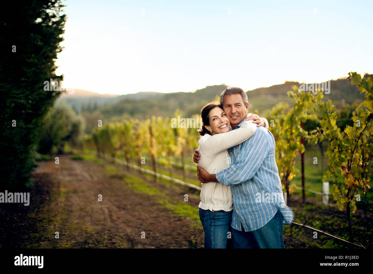 Portrait von Happy reifes Paar umarmen im Weinberg. Stockfoto