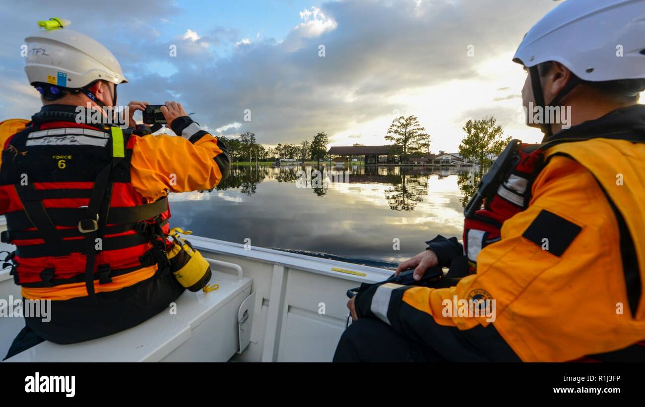 Südflorida Urban Suche und Rettung, Florida Task Force 2, aus Miami, Fla., Verhalten Aufklärungsmissionen in Bucksport, S.C., durch GPS-Kennzeichnung Nachbarschaften, Bereiche zu ermitteln, und die Eigenschaften, die überschwemmt werden, infolge der steigenden Gewässern im Gefolge des Hurrikans Florenz. Diese aufklärungsmissionen sind entscheidend für Ersthelfer, genau zu wissen, wo die Bürger sind, wenn Sie in der betroffenen oder potentiell betroffenen Bereiche sind, und wenn Sie Schutz an Ort und Stelle zu. Lokale Bürger werden nachdrücklich aufgefordert, Ihre lokalen Behörden und zu drehen, um zu hören, sich nicht übertönen', wenn Sie über die Kegel kommen Stockfoto