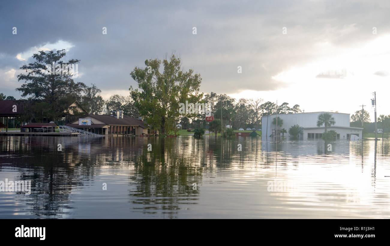 Südflorida Urban Suche und Rettung, Florida Task Force 2, aus Miami, Fla., Verhalten Aufklärungsmissionen in Bucksport, S.C., durch GPS-Kennzeichnung Nachbarschaften, Bereiche zu ermitteln, und die Eigenschaften, die überschwemmt werden, infolge der steigenden Gewässern im Gefolge des Hurrikans Florenz. Diese aufklärungsmissionen sind entscheidend für Ersthelfer, genau zu wissen, wo die Bürger sind, wenn Sie in der betroffenen oder potentiell betroffenen Bereiche sind, und wenn Sie Schutz an Ort und Stelle zu. Lokale Bürger werden nachdrücklich aufgefordert, Ihre lokalen Behörden und zu drehen, um zu hören, sich nicht übertönen', wenn Sie über die Kegel kommen Stockfoto