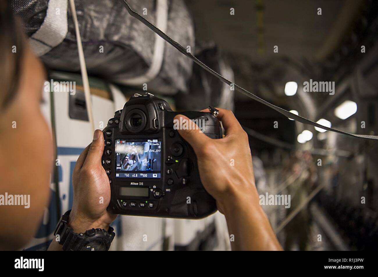 Us Air Force Senior Airman Xavier Navarro, ein Luftkampf Fotojournalist zu US Air Forces Central Command der öffentlichen Angelegenheiten zugewiesen, Videos der Mitglieder vom 816th Expeditionary Airlift Squadron Vorbereitung Klasse eins sustainment Bundles an Bord einer C-17 Globemaster vor einem Kampf airdrop Mission im Al Udeid Air Base, Katar, Sept. 24, 2018. Die Hauptaufgabe der C-17 ist die schnelle strategische Bereitstellung von Truppen und verschiedene Arten von Ladung zu Grundlagen der gesamten US Central Command Verantwortungsbereich zur Verfügung zu stellen. Stockfoto