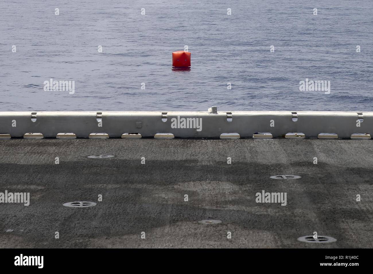 Eine aufblasbare Ziel, ungefähr 10 Meter hoch und 10 Meter breit, schwimmt hinter dem Amphibisches Schiff USS Wasp (LL 1), bevor die Verteidigung des amphibious task force Bohrer, unterwegs in das Südchinesische Meer, Sept. 27, 2018. Während der Ausbildung, Marines mit Bataillon Landung Team, 2nd Battalion, 5th Marines und Besatzungsmitglieder mit dem Wasp geprobt für die Gefahrenabwehr auf dem Schiff mit einer Vielzahl von montiert und demontiert Waffen und schwere Waffen. Als Teil der DATF-D, die Wespe Amphibious Ready Gruppe und 31 Marine Expeditionary Unit Team eine Sicherheit auf Reisen durch potenziell Gefahr simulieren Stockfoto