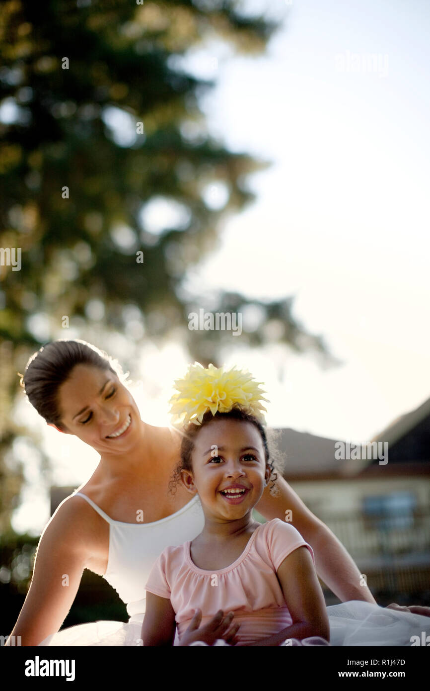 Mitte der erwachsenen Frau Verklebung mit ihrer jungen Tochter. Stockfoto