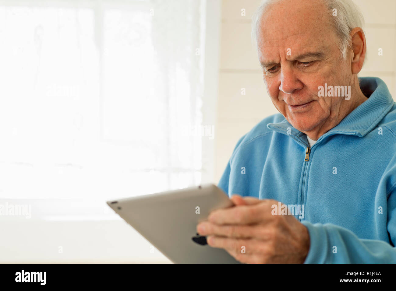 Ältere Menschen mit einem digitalen Tablet. Stockfoto