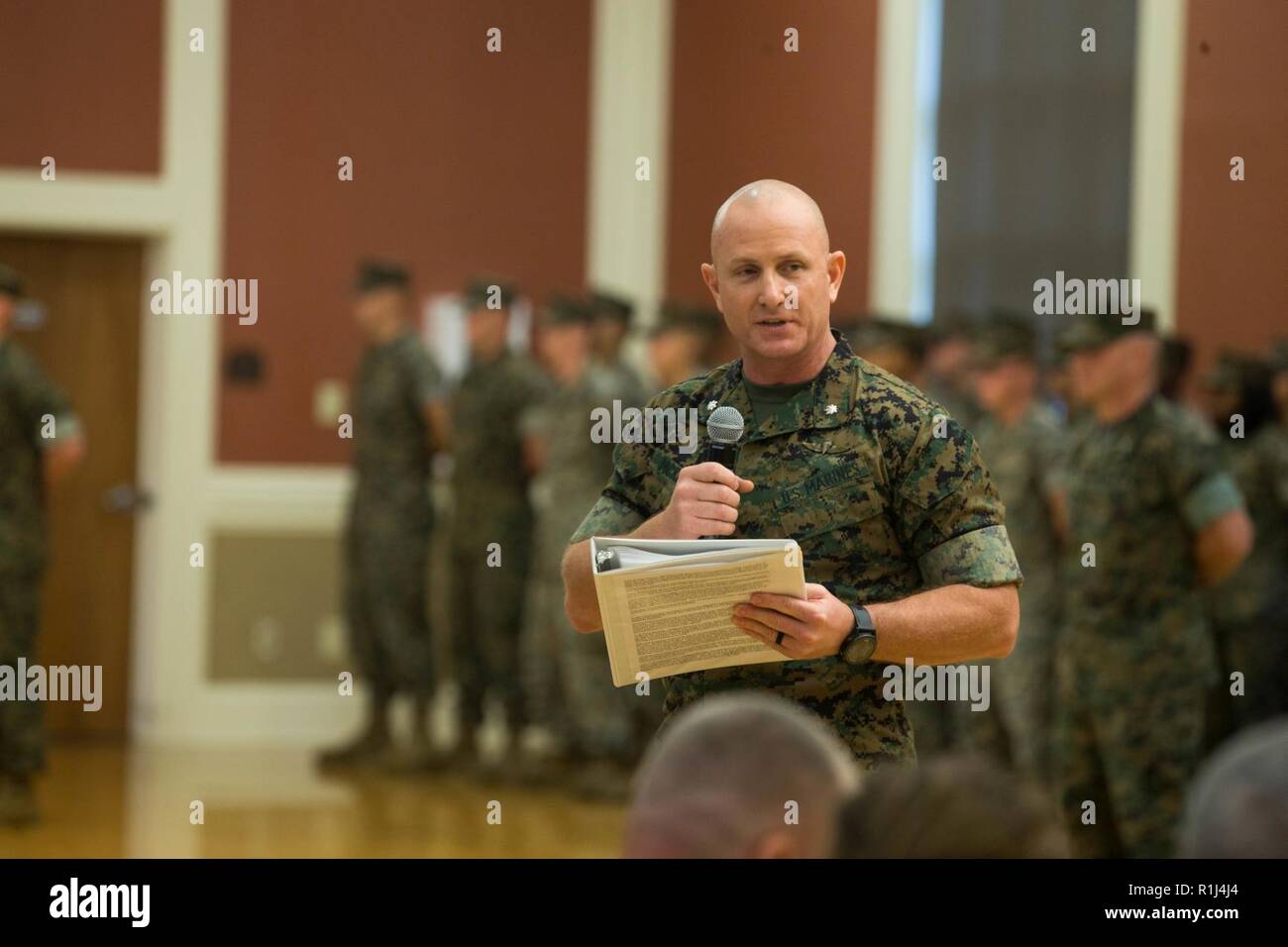 Us Marine Corps Oberstleutnant Matthew J. McKinney mit Combat Logistik Regiment 2, 2 Marine Logistik Gruppe, liefert eine Rede bei einem Befehl Zeremonie am Camp Lejeune, N.C., Sept. 26, 2018. Während der Zeremonie, McKinney Befehl von CLR--2, Oberst Michael E. McWilliams aufgegeben. Stockfoto