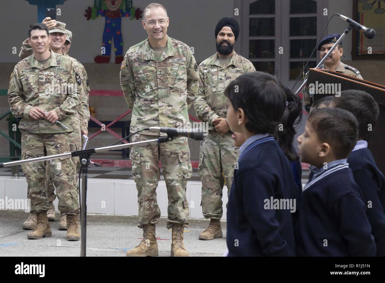 Schüler zeigen Ihre singen Talent an US-Soldaten in Chaubattia militärische Station, Indien, Sept. 27, 2018. Während der Begehung, Schule Kinder wurden Schulsachen und wurden von US-Soldaten begrüßt. Dies wurde bei Yudh Abhyas 18, eine Übung, die die Bereitschaft und die Partnerschaft zwischen der US-amerikanischen und indischen Armeen zu verbessern. Stockfoto