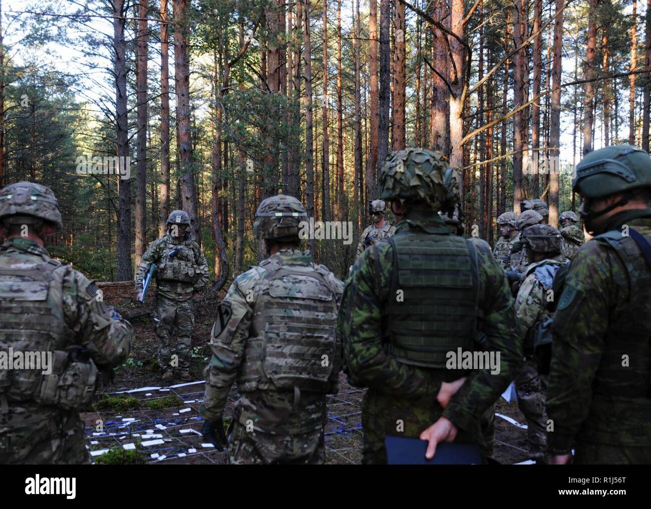 Soldaten der 1. Staffel zugewiesen, 7th Cavalry Regiment, 1st Armored Brigade Combat Team, 1.Kavallerie Division, und die Litauische mechanisierte Infanteriebrigade "Eisernen Wolf" Verhalten ein geländemodell Generalprobe vor einem multinationalen Kavallerie - live - Feuerwehr Übung in Pabrade Training Area, Litauen, Sept. 23, 2018. Stockfoto