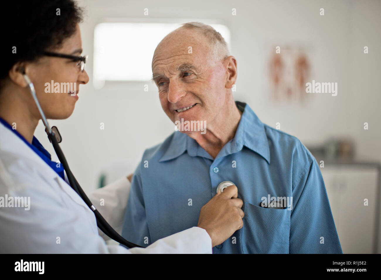 Glückliche ärzte und patienten -Fotos und -Bildmaterial in hoher ...