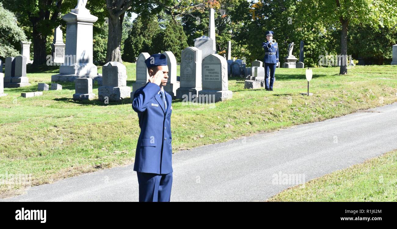 New York Air National Guard Älterer Flieger Rebekka Hentnik spielt Armaturen, während ein Mitglied der Ehre Cordon saluts während einer Zeremonie zu Ehren Präsident Chester A. Arthur am 5. Oktober 2018 gehalten in Albanien der ländlichen Friedhof in Menands, NEW YORK, New York Air National Guard Brig. Gen. Timothy J. LaBarge, die NewYork National Guard Direktor des Generalstabs und Command Chief Master Sgt. Maureen Dooley, der senior Ranking noncommissioned Officer bei der New York Air National Guard, präsentierte einen Kranz von Präsident Donald Trump am Grab von Präsident Chester A. Arthur. Vertreter der Vereinigten St Stockfoto